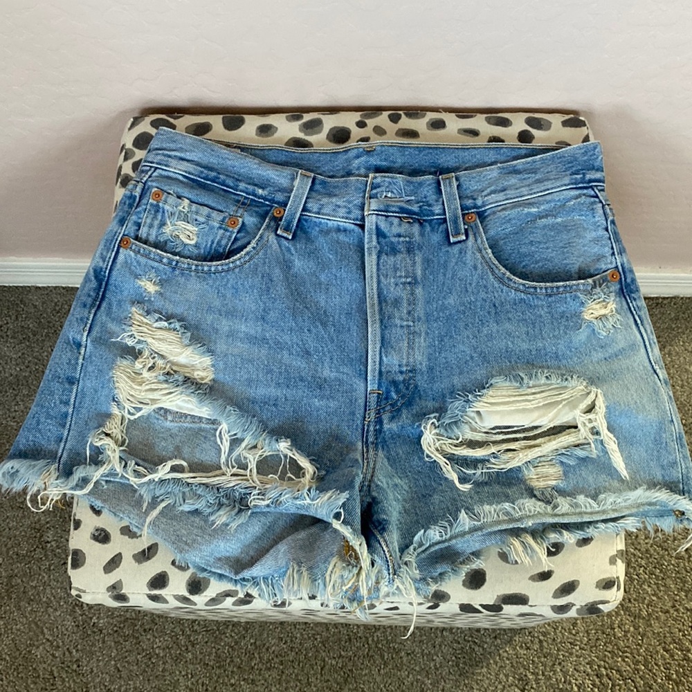 Levi’s Distressed Denim Shorts Size 29 EUC